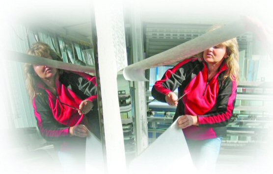 Susanne Krucker bei der Arbeit - Beschriftung und Design Luzern