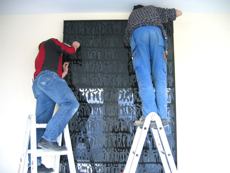 Sichtschutz - Glastrennwand bei der Montage