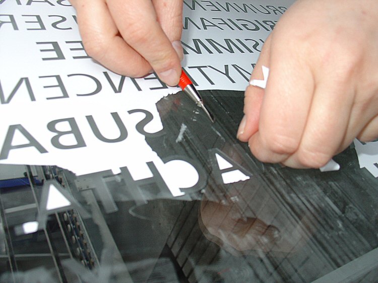 Sichtschutz - Glastrennwände - Abdeckfolie wird entfernt